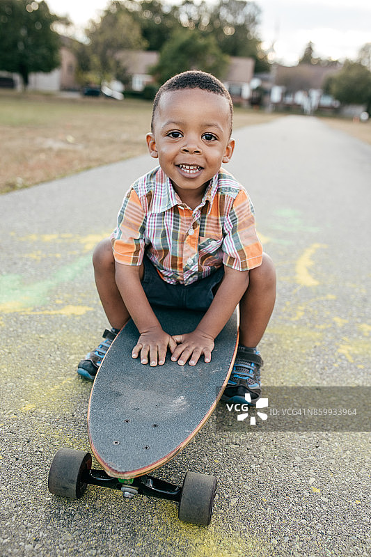 玩长板的男孩图片素材