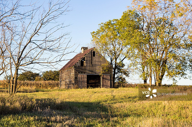秋天的旧谷仓图片素材