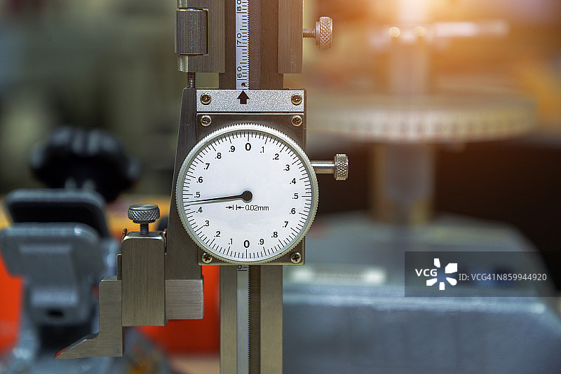 实验室中的表盘高度计校准图片素材