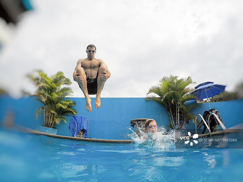 玩炮弹的孩子和父亲图片素材