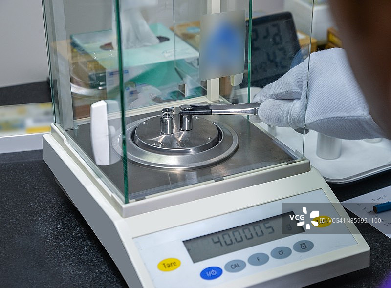 实验室电子秤上的重量测量图片素材
