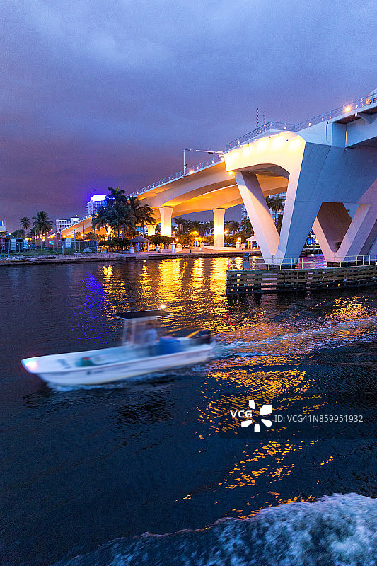 劳德代尔堡运河的日落，美国佛罗里达州拉斯奥拉斯大道的豪华游艇图片素材