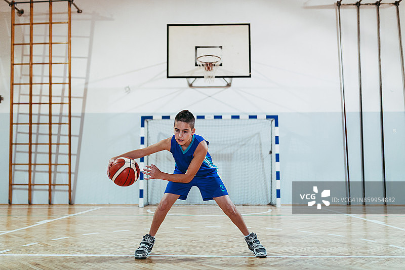 打篮球的男孩图片素材