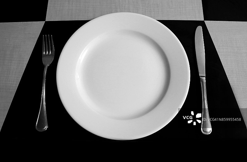 黑白几何设计的餐桌上的餐具摆台图片素材