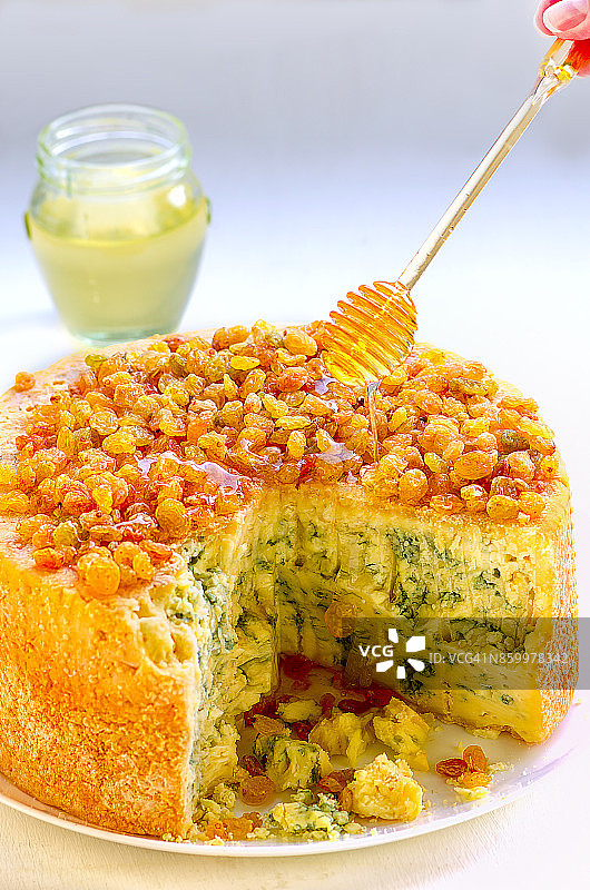 蓝纹奶酪配葡萄干和蜂蜜图片素材