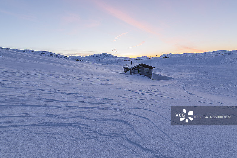 瑞典拉普兰的雪中独立小屋图片素材