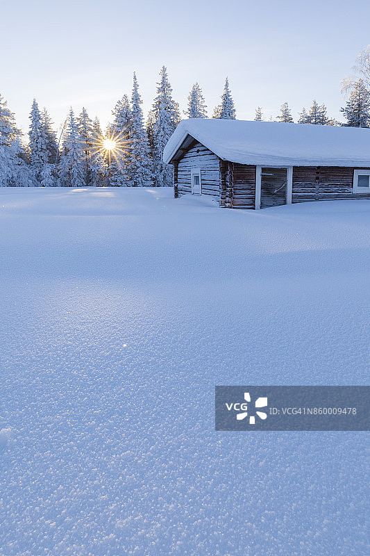 拉普兰瑞典的雪covered木屋图片素材