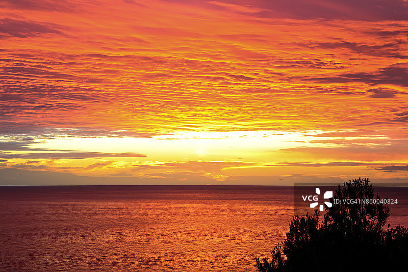 日出时壮丽的红色天空图片素材