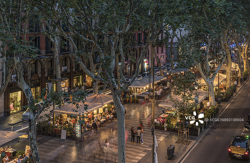 巴塞罗那夜晚的兰布拉大道图片素材