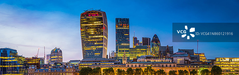 伦敦金融区摩天大楼日落全景（英国）图片素材