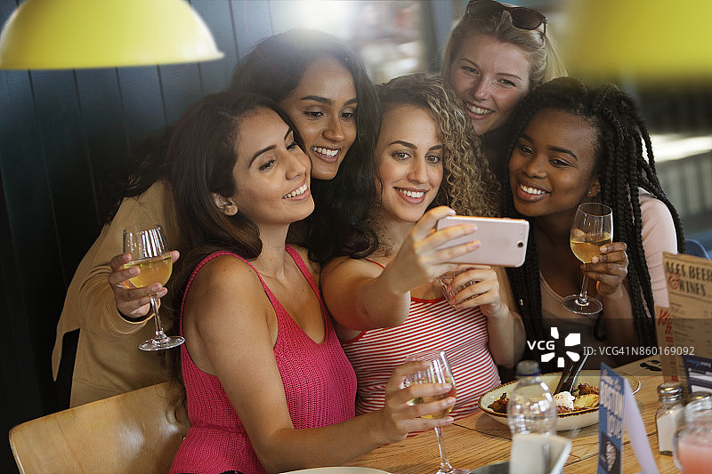 年轻女性在餐厅自拍图片素材