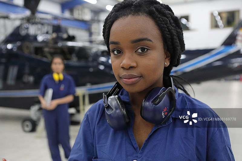 年轻女工程师们在研究直升机。图片素材