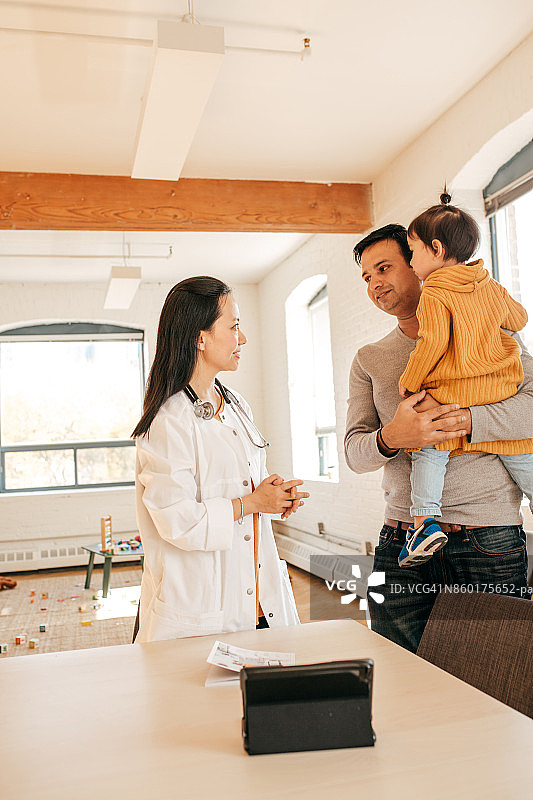 医生上门拜访患者图片素材