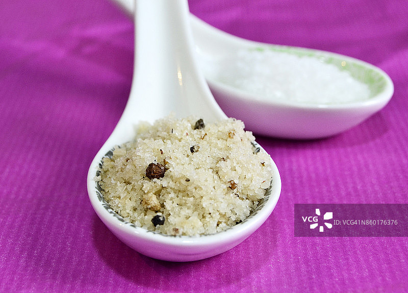 茶匙里的各种盐图片素材