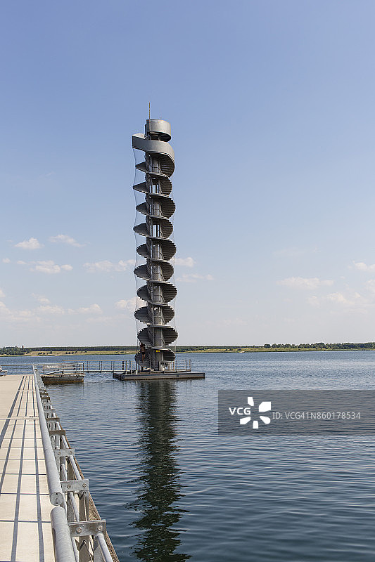 戈伊茨schesee观景塔“佩格尔图姆”，眺望萨克森-安哈尔特州比特费尔德的格罗瑟戈伊茨schesee人工湖图片素材