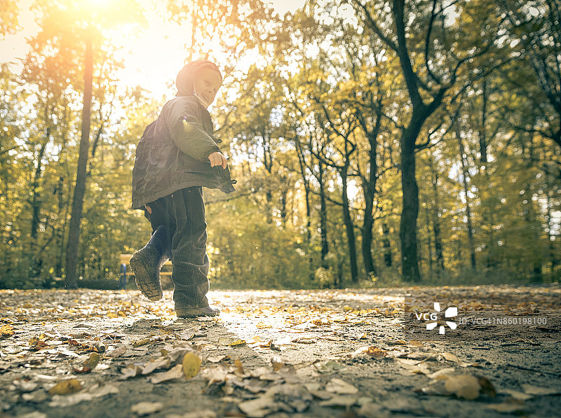 在公园里的男孩图片素材
