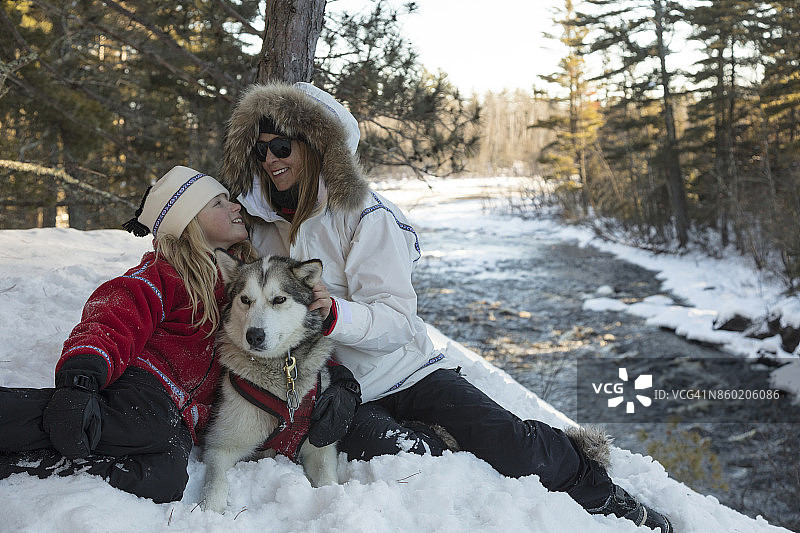 母女和雪橇犬图片素材