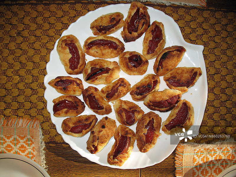 烘焙在糕点中的自制甜点：水煮木梨片图片素材