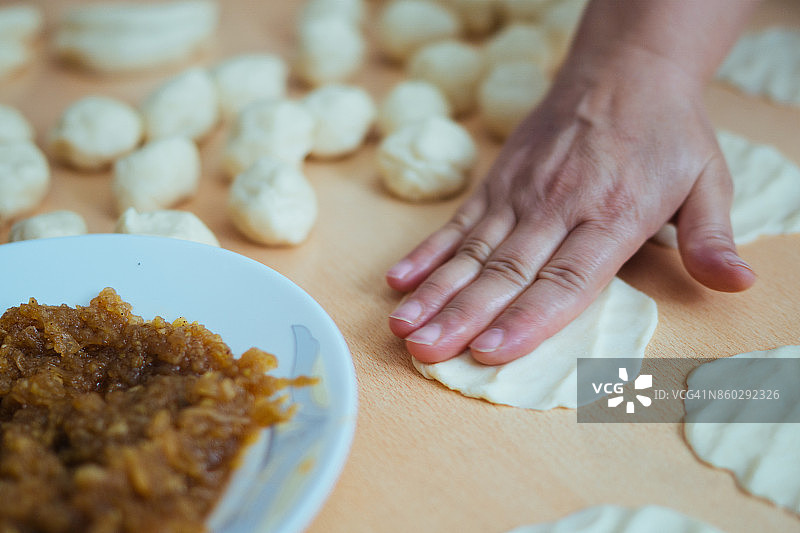 准备含肉桂、奶酪和苹果的饼干图片素材