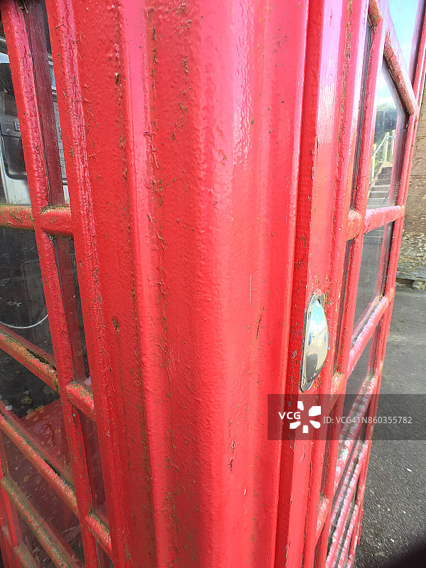 英国配有有线电话的红色电话亭图片素材