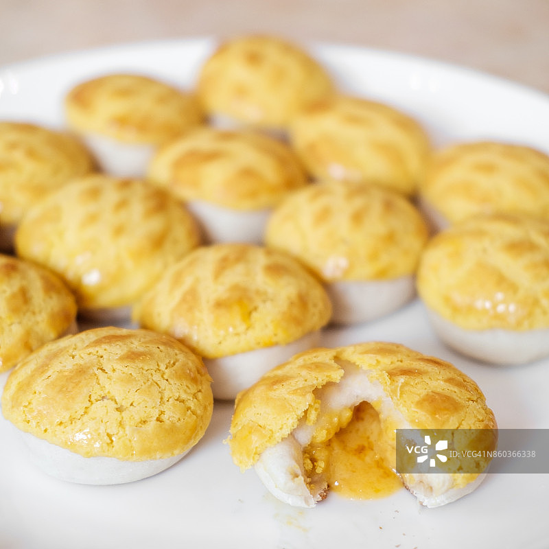 迷你流沙奶黄菠萝包图片素材