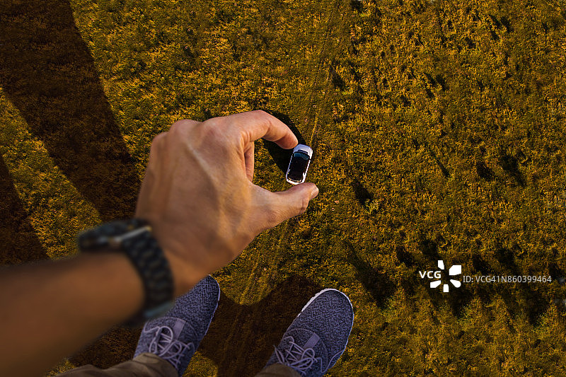 在山里玩真车的超现实视角图片素材