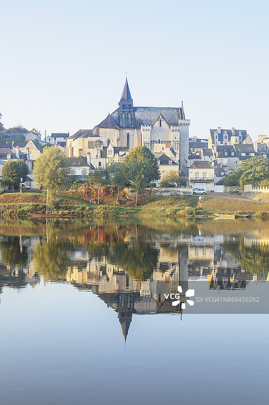 倒映在维埃纳河中的康德圣马丁村图片素材