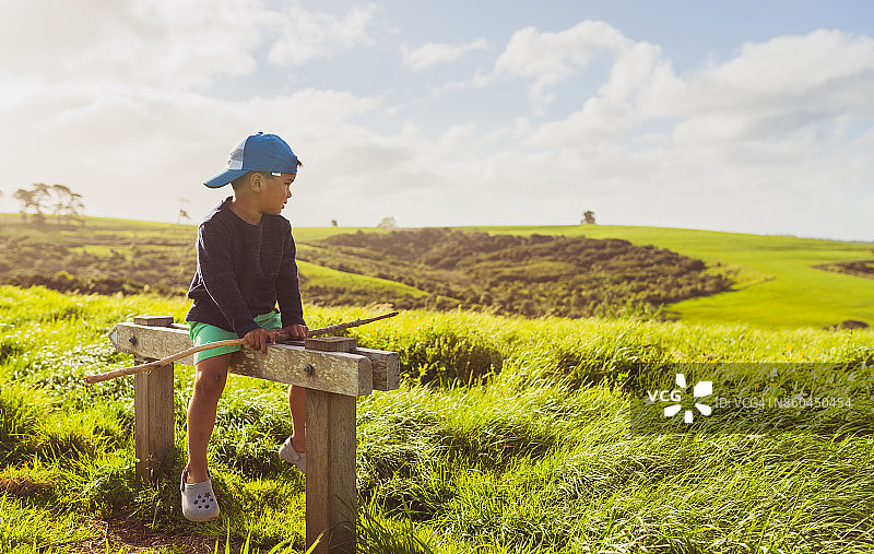 眺望海岸的儿童图片素材
