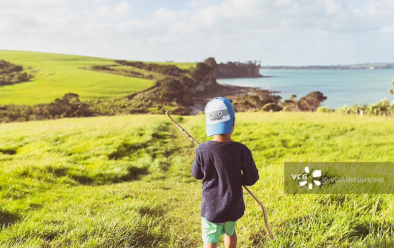 孩子在新西兰奥克兰长湾观看风景图片素材