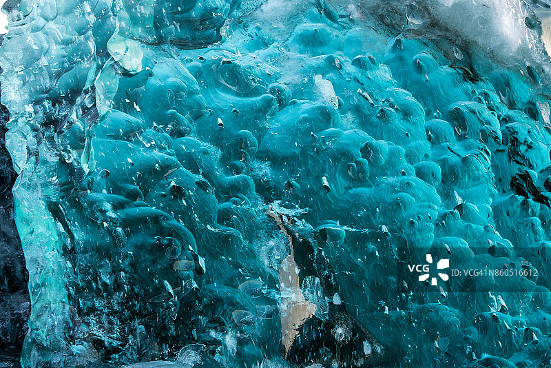 漂浮在冰岛Jokulsarlon冰川泻湖中的水晶般透明的冰山图片素材