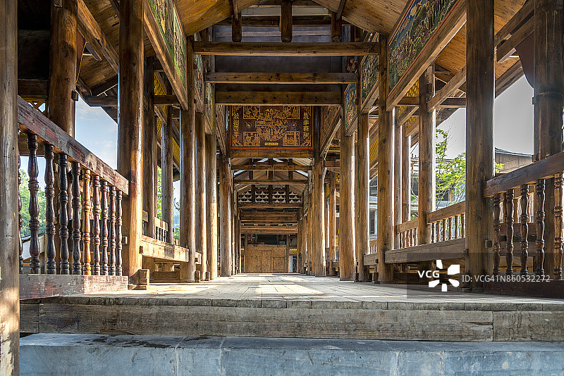 中国三江程阳风雨桥内部图片素材