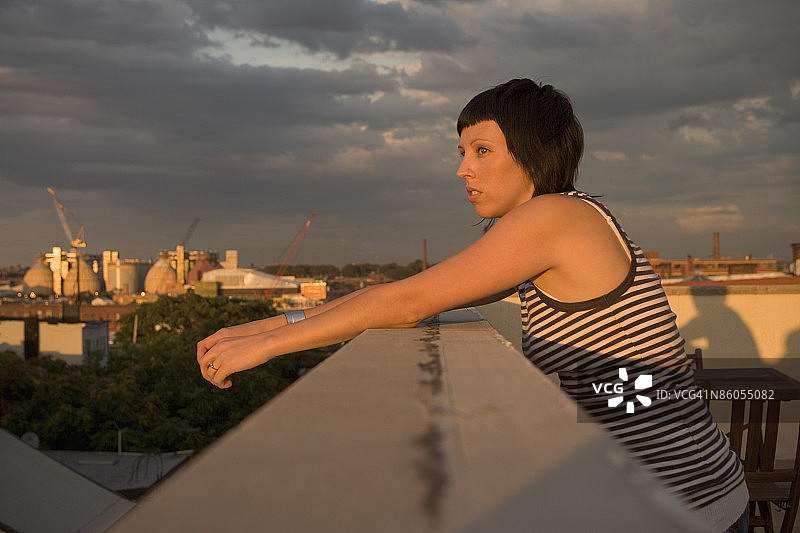 靠在阳台上的女人图片素材