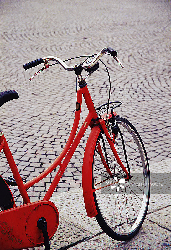 停在人行道上的自行车图片素材