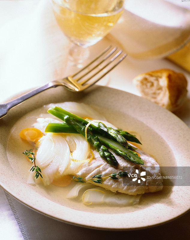 茴香百里香肉汤芦笋海鲈鱼图片素材