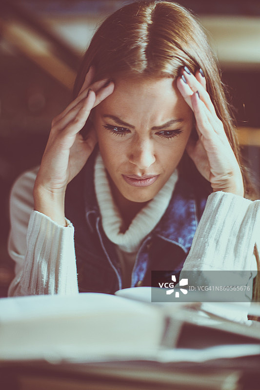 在家读书的疲惫女学生图片素材