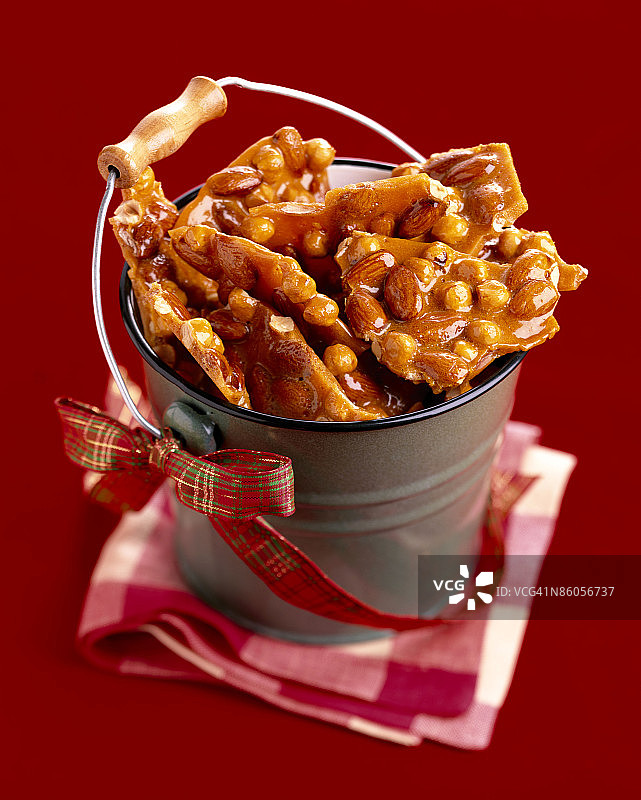 一桶什锦坚果脆图片素材