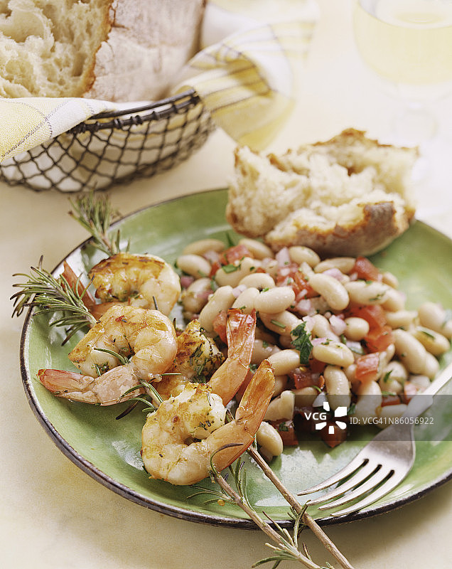 鲜虾串配白腰豆沙拉图片素材