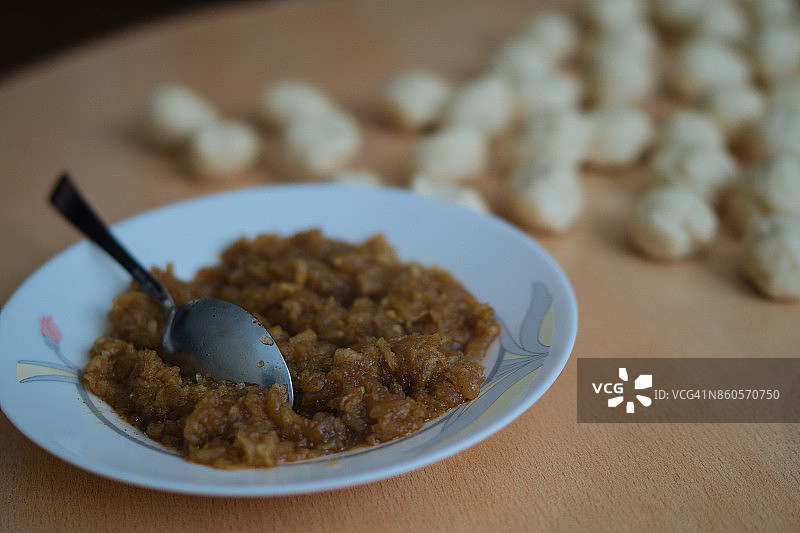 准备含肉桂、奶酪和苹果的饼干图片素材