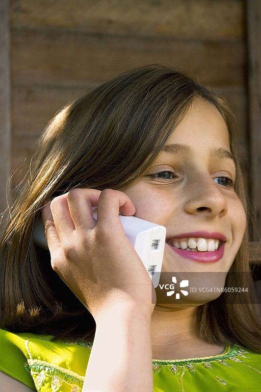 打电话的少女图片素材