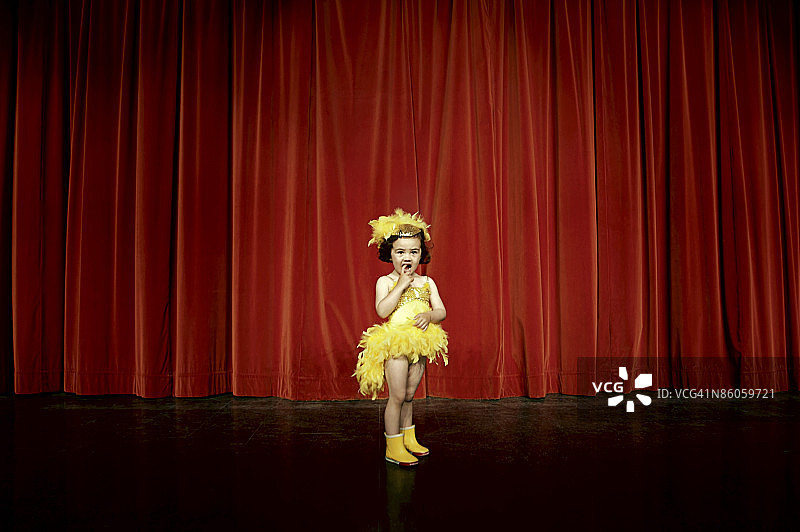 舞台上穿着戏服的害羞女孩图片素材