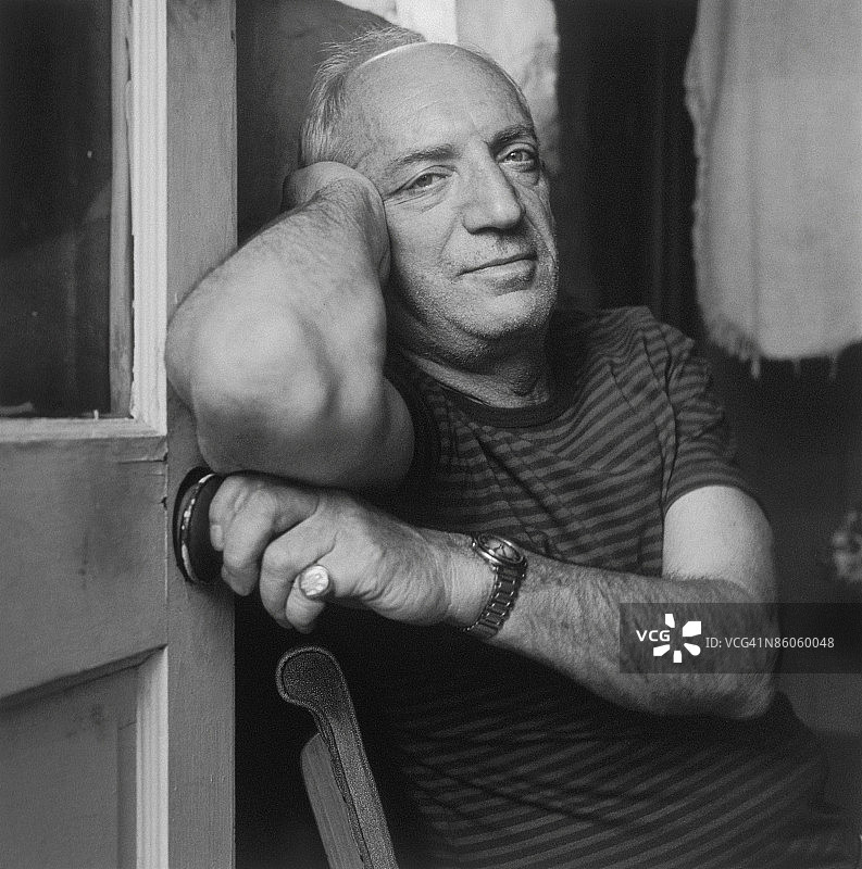 男人坐在椅子上握着门把手图片素材