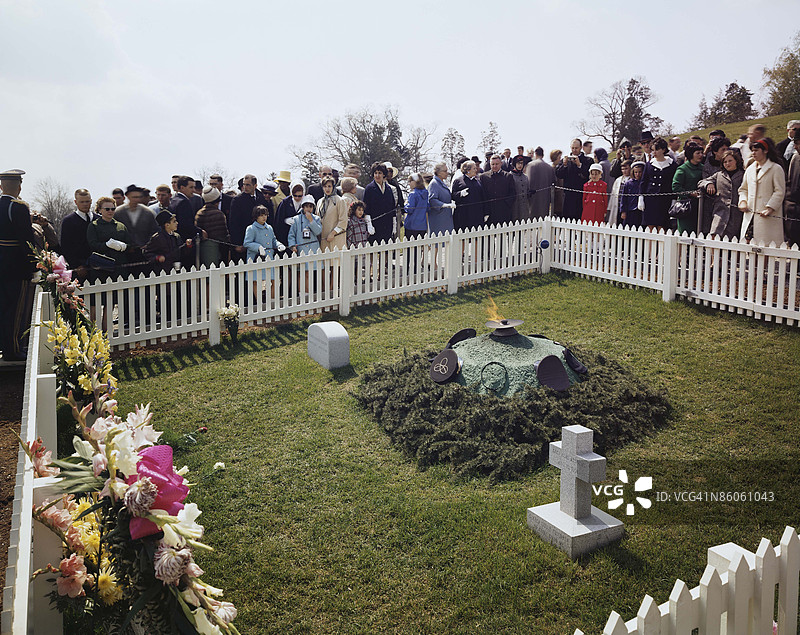 人群参观约翰·F·肯尼迪纪念馆，弗吉尼亚州图片素材