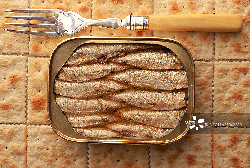 沙丁鱼罐头和饼干图片素材