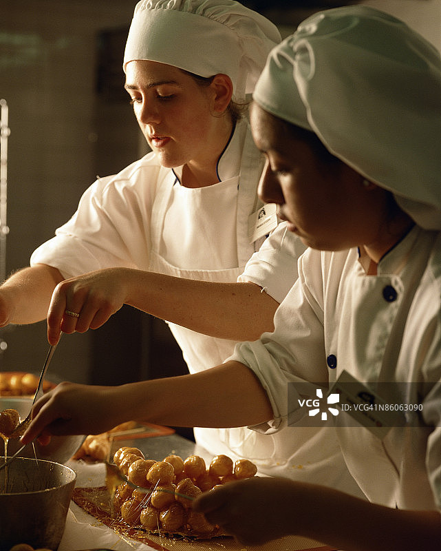 糕点师准备焦糖泡芙塔图片素材