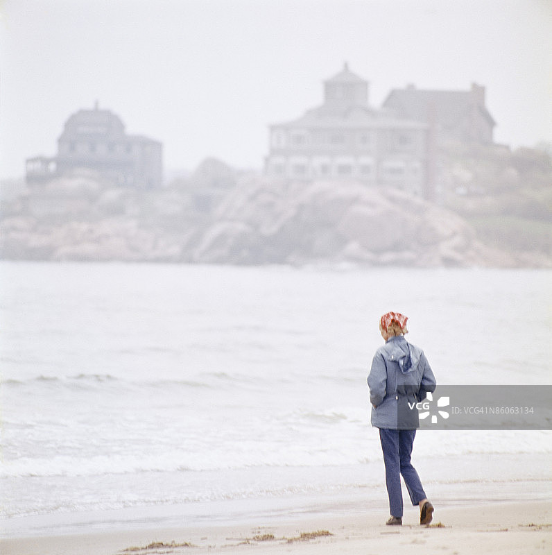 眺望大海的女人图片素材