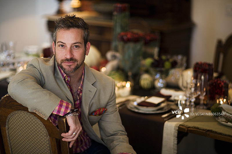坐在装饰过的桌子旁的男人肖像图片素材