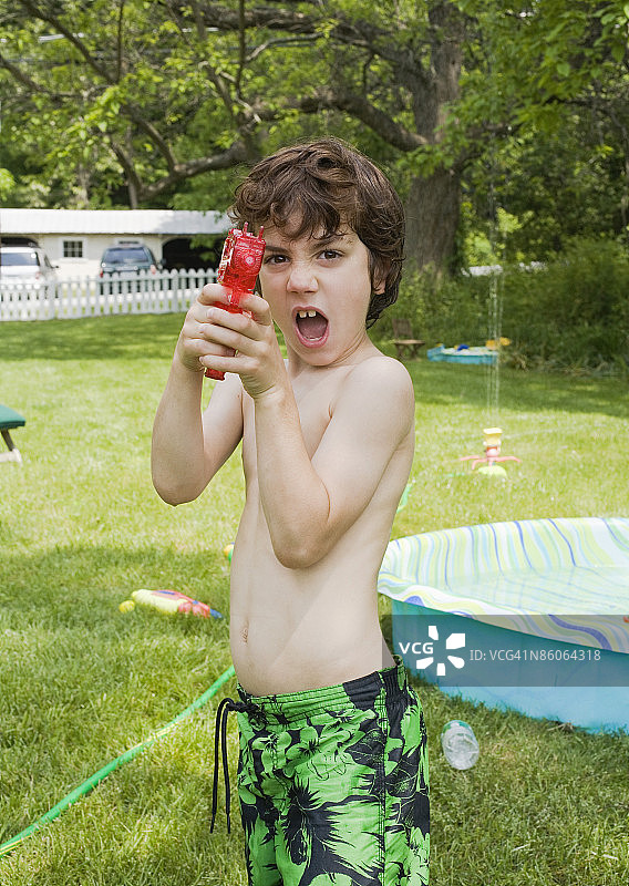 男孩拿着水枪图片素材