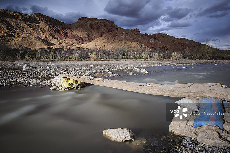 摩洛哥玫瑰谷的木板桥图片素材