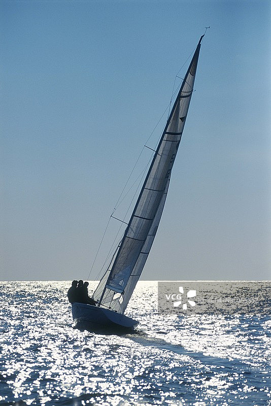 海洋中的帆船图片素材