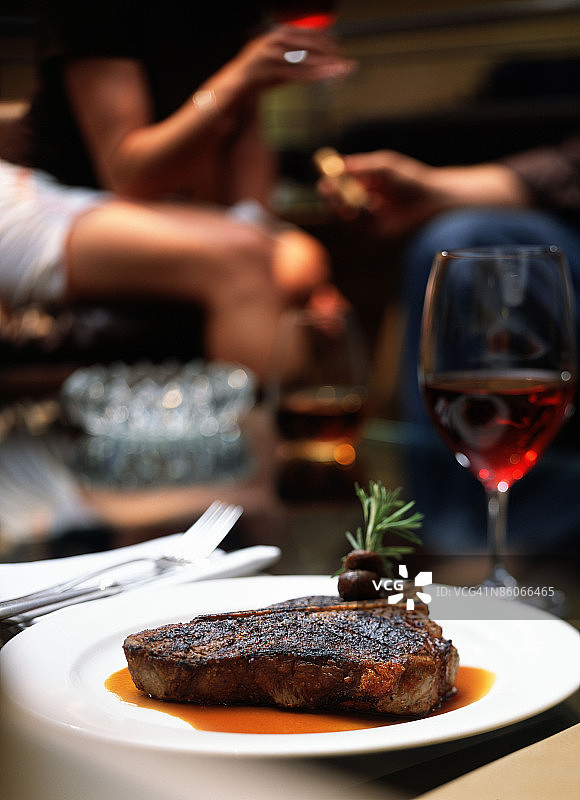 烤带骨肉眼牛排主菜图片素材